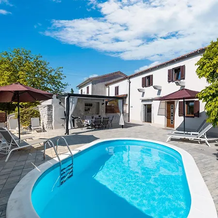 Franka With Heated Pool