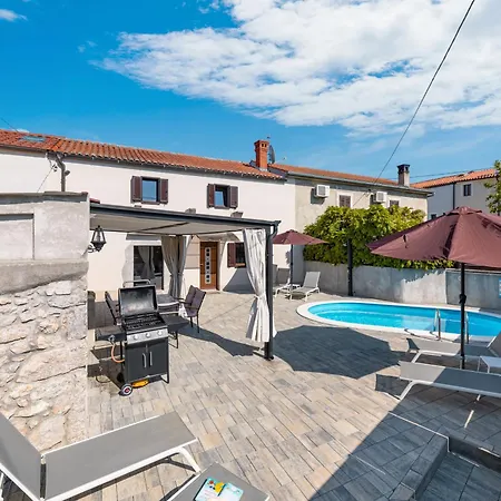 Franka With Heated Pool Villa
